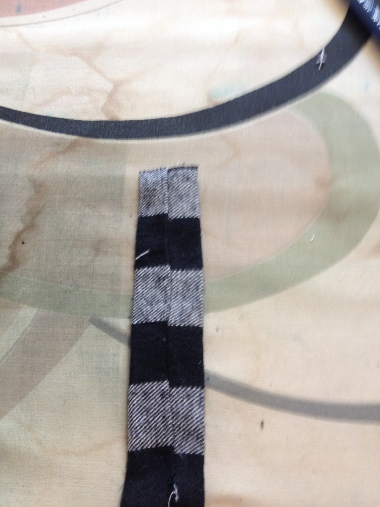 Press the band so that the seam is in the middle. 